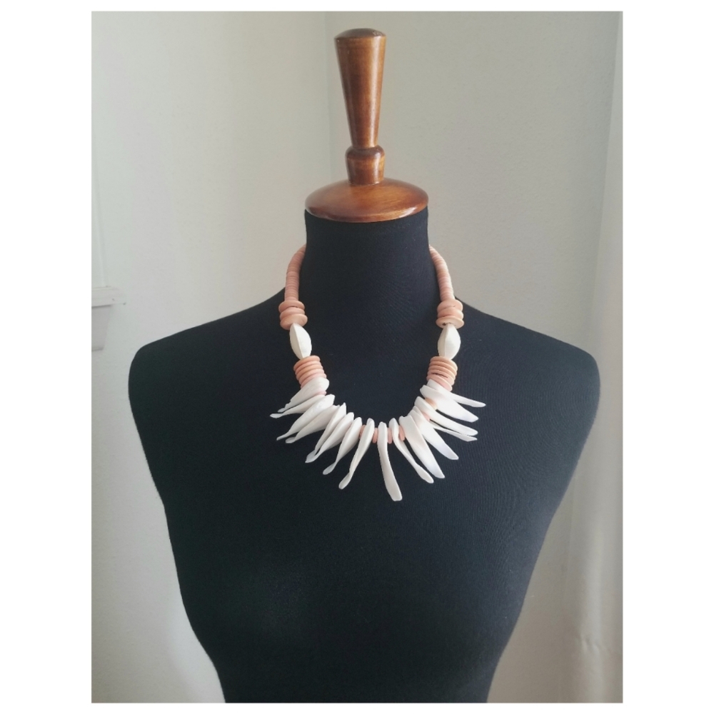 Vintage 1970's Shell and Wood Necklace - Picture 4 of 4